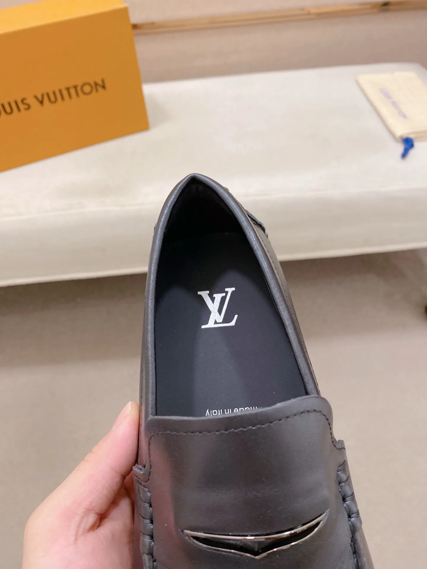 Factory price: 500💰High-end quality! LV 🆕🆕Exclusive hot-selling products in stock🔥🔥New products on the shelves, high-quality Ferragamo men's pea shoes, high-end casual driving shoes, with complete packaging! 💪 💪 Material: imported first-layer cowhide 🐂 + imported high-quality buffalo leather lining + wear-resistant outsole 👍🏻👍🏻 Features: high-end and comfortable, purely handmade 🚀 🚀 Create the perfect shoes that suit you best 🔥 🔥 Size: (38-44) 45 standard size can be customized!